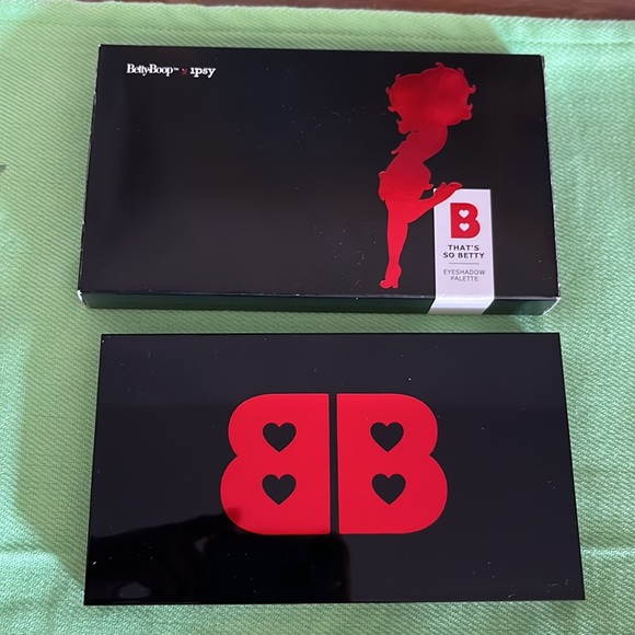 “That’s so Betty” BettyBoop x Ipsy 
Eyeshadow Palette & dbd 5 Brush Set - Picture 5 of 11